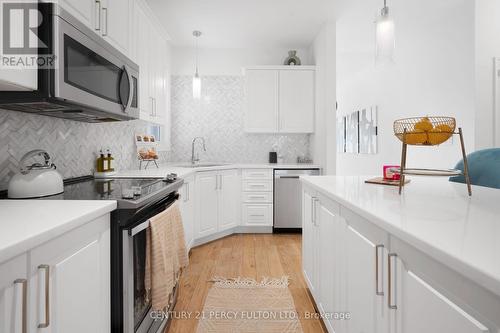 23 Bill Hutchinson Crescent, Clarington, ON - Indoor Photo Showing Kitchen With Upgraded Kitchen