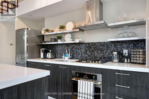 305 - 560 King Street W, Toronto (Waterfront Communities), ON - Indoor Photo Showing Kitchen