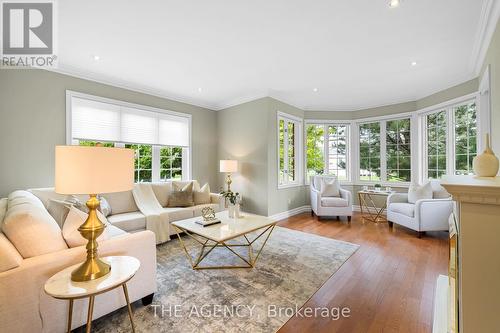 15 Logan Court, Whitchurch-Stouffville, ON - Indoor Photo Showing Living Room