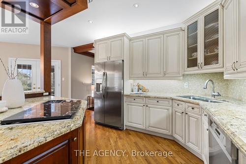 15 Logan Court, Whitchurch-Stouffville, ON - Indoor Photo Showing Kitchen With Double Sink With Upgraded Kitchen