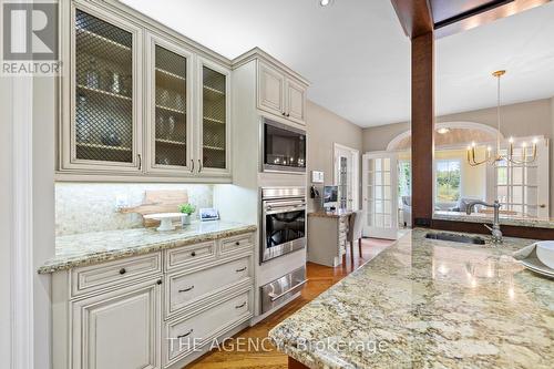 15 Logan Court, Whitchurch-Stouffville, ON - Indoor Photo Showing Kitchen