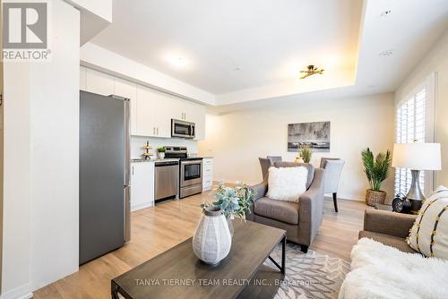 907 - 2635 William Jackson Drive, Pickering, ON - Indoor Photo Showing Living Room