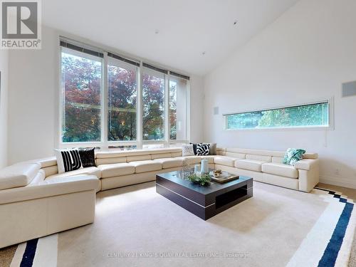 29 Moodie Drive, Richmond Hill, ON - Indoor Photo Showing Living Room