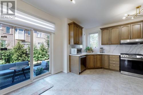 22 Nichols Boulevard, Markham (Cachet), ON - Indoor Photo Showing Kitchen