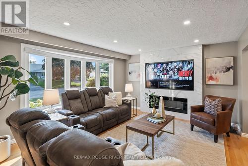 386 Hillcroft Street, Oshawa (O'Neill), ON - Indoor Photo Showing Living Room