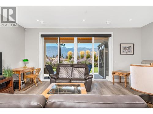 10100 Tyndall Road Unit# 3, Lake Country, BC - Indoor Photo Showing Living Room