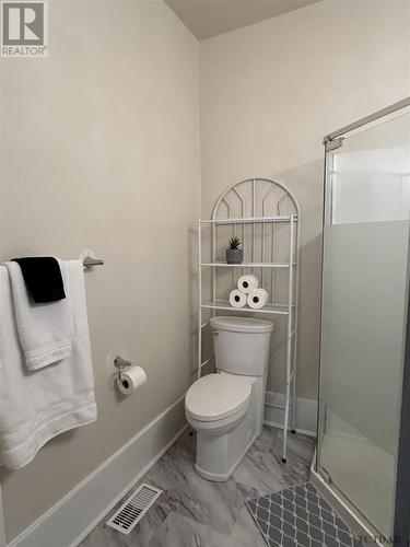 179 Tamarack St, Timmins, ON - Indoor Photo Showing Bathroom