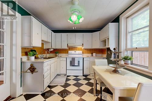 243 Brant Avenue, Brantford, ON - Indoor Photo Showing Kitchen