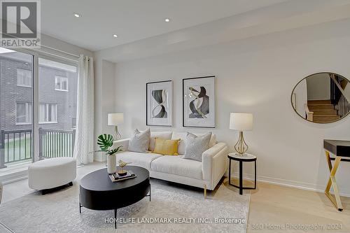 83 Schmeltzer Crescent, Richmond Hill, ON - Indoor Photo Showing Living Room