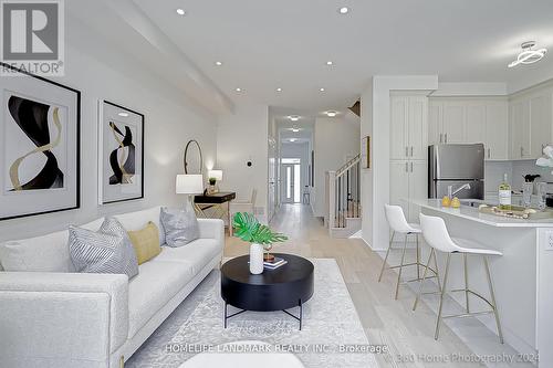 83 Schmeltzer Crescent, Richmond Hill, ON - Indoor Photo Showing Living Room