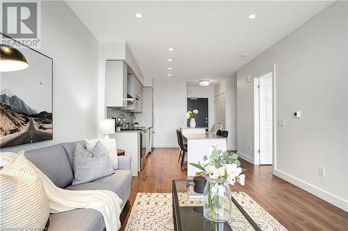 50 Grand Avenue S Unit# 607, Cambridge, ON - Indoor Photo Showing Living Room