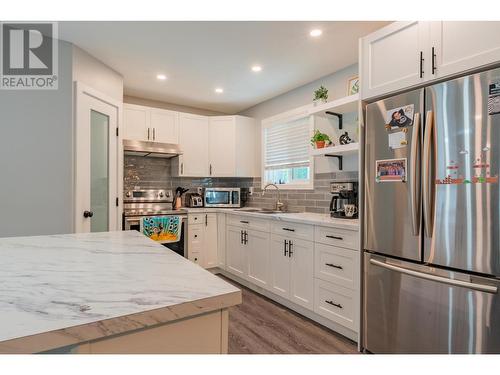 538 7Th  Avenue, Castlegar, BC - Indoor Photo Showing Kitchen