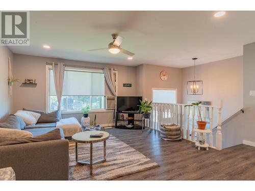 538 7Th  Avenue, Castlegar, BC - Indoor Photo Showing Living Room