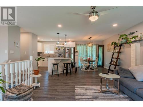 538 7Th  Avenue, Castlegar, BC - Indoor Photo Showing Living Room