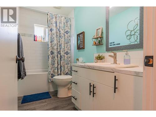 538 7Th  Avenue, Castlegar, BC - Indoor Photo Showing Bathroom