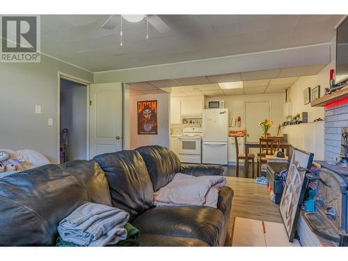 538 7Th  Avenue, Castlegar, BC - Indoor Photo Showing Living Room