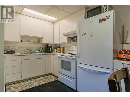 538 7Th  Avenue, Castlegar, BC - Indoor Photo Showing Kitchen