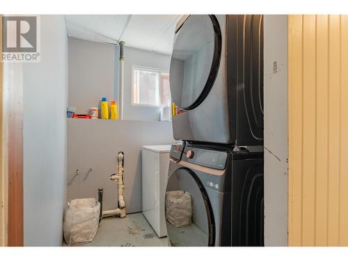 538 7Th  Avenue, Castlegar, BC - Indoor Photo Showing Laundry Room