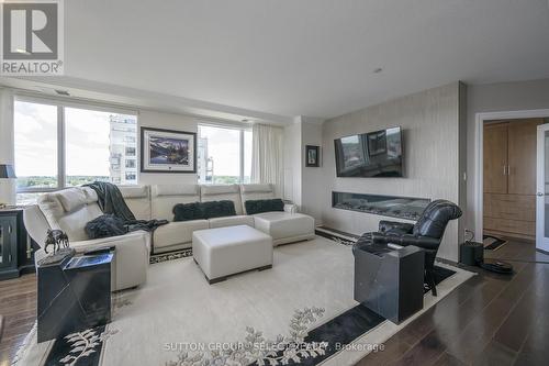 810 - 240 Villagewalk Boulevard, London, ON - Indoor Photo Showing Living Room