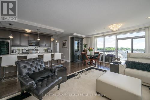 810 - 240 Villagewalk Boulevard, London, ON - Indoor Photo Showing Living Room