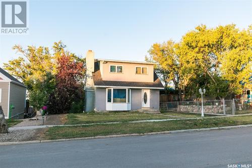 306 Saskatchewan Avenue, Kerrobert, SK - Outdoor