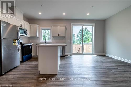 8 - 121A Moffatt Street, St. Catharines, ON - Indoor Photo Showing Kitchen