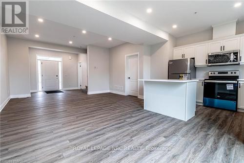 8 - 121A Moffatt Street, St. Catharines, ON - Indoor Photo Showing Kitchen