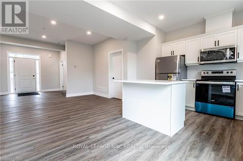 8 - 121A Moffatt Street, St. Catharines, ON - Indoor Photo Showing Kitchen