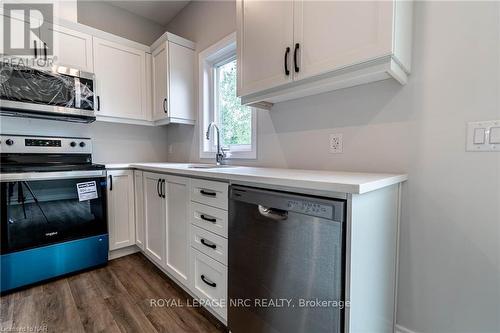 8 - 121A Moffatt Street, St. Catharines, ON - Indoor Photo Showing Kitchen