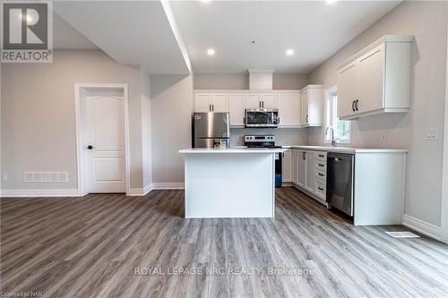 8 - 121A Moffatt Street, St. Catharines, ON - Indoor Photo Showing Kitchen