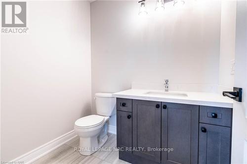 8 - 121A Moffatt Street, St. Catharines, ON - Indoor Photo Showing Bathroom