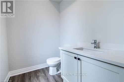 8 - 121A Moffatt Street, St. Catharines, ON - Indoor Photo Showing Bathroom