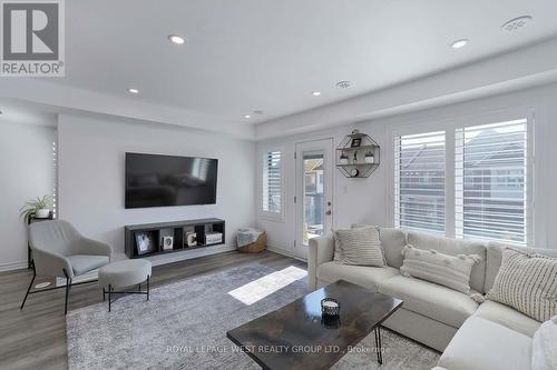 524 Bellflower Court, Milton, ON - Indoor Photo Showing Living Room