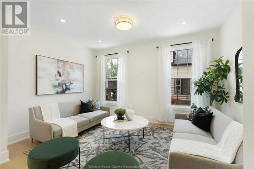 767 Argyle Road, Windsor, ON - Indoor Photo Showing Living Room