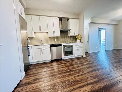 2081 Fairview Street Unit# 1803, Burlington, ON - Indoor Photo Showing Kitchen