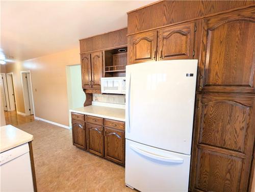 585 East 27Th Street, Hamilton, ON - Indoor Photo Showing Kitchen