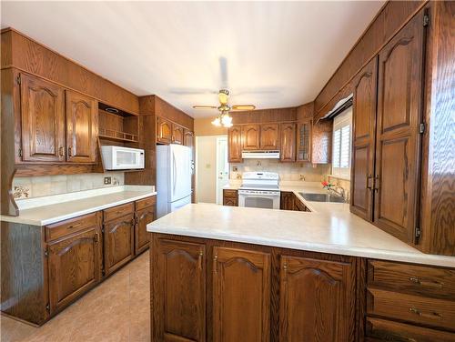 585 East 27Th Street, Hamilton, ON - Indoor Photo Showing Kitchen