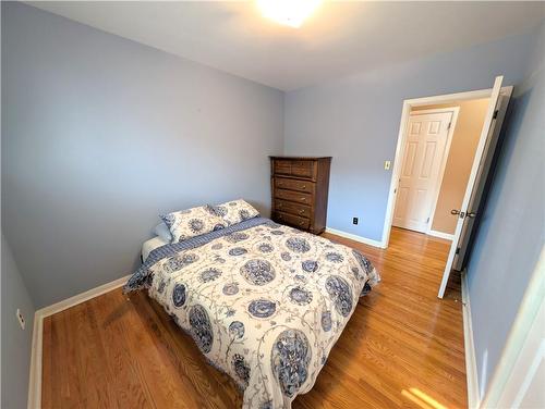 585 East 27Th Street, Hamilton, ON - Indoor Photo Showing Bedroom