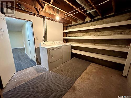 121 27Th Street W, Battleford, SK - Indoor Photo Showing Laundry Room