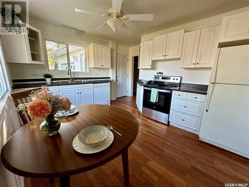 121 27Th Street W, Battleford, SK - Indoor Photo Showing Kitchen With Double Sink