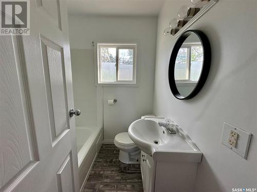 121 27Th Street W, Battleford, SK - Indoor Photo Showing Bathroom