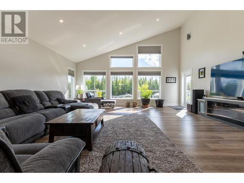 5005 Henrey Road, Prince George, BC - Indoor Photo Showing Living Room