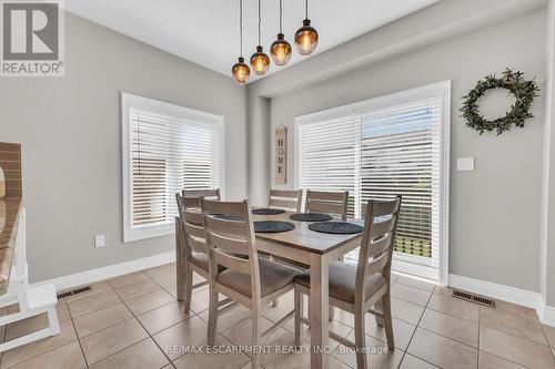 8 Saybrook Gardens, Hamilton, ON - Indoor Photo Showing Dining Room