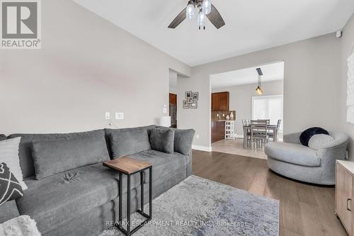 8 Saybrook Gardens, Hamilton, ON - Indoor Photo Showing Living Room