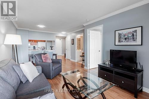 1224 - 18 Mondeo Drive, Toronto (Dorset Park), ON - Indoor Photo Showing Living Room