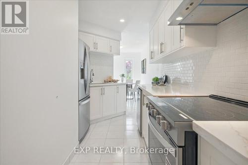 30 - 365 Tailfeather Crescent, Mississauga, ON - Indoor Photo Showing Kitchen With Upgraded Kitchen