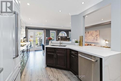 2097 Redstone Crescent, Oakville (West Oak Trails), ON - Indoor Photo Showing Kitchen