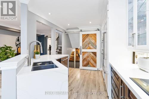 2097 Redstone Crescent, Oakville, ON - Indoor Photo Showing Kitchen