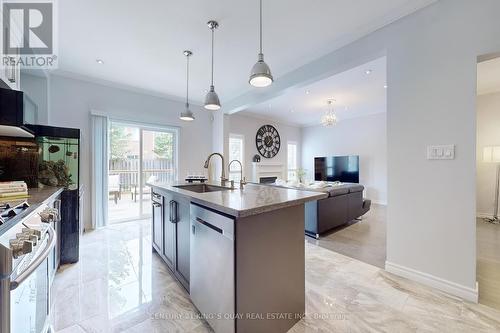 12 Maffey Crescent, Richmond Hill, ON - Indoor Photo Showing Kitchen With Upgraded Kitchen