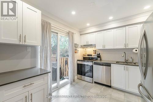 25 - 2825 Gananoque Drive, Mississauga, ON - Indoor Photo Showing Kitchen